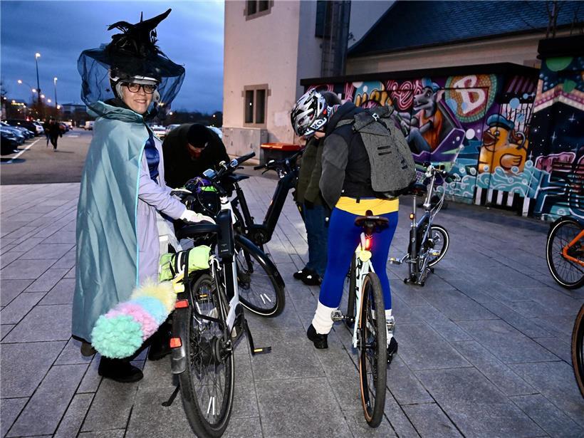 Verkleidet und auf dem Rad durch die Hauptstadt