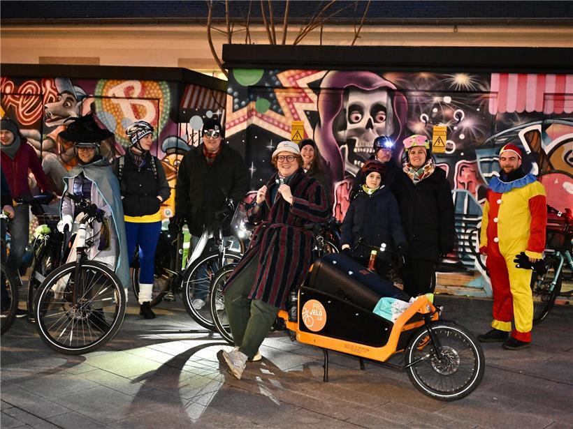 Verkleidet und auf dem Rad durch die Hauptstadt