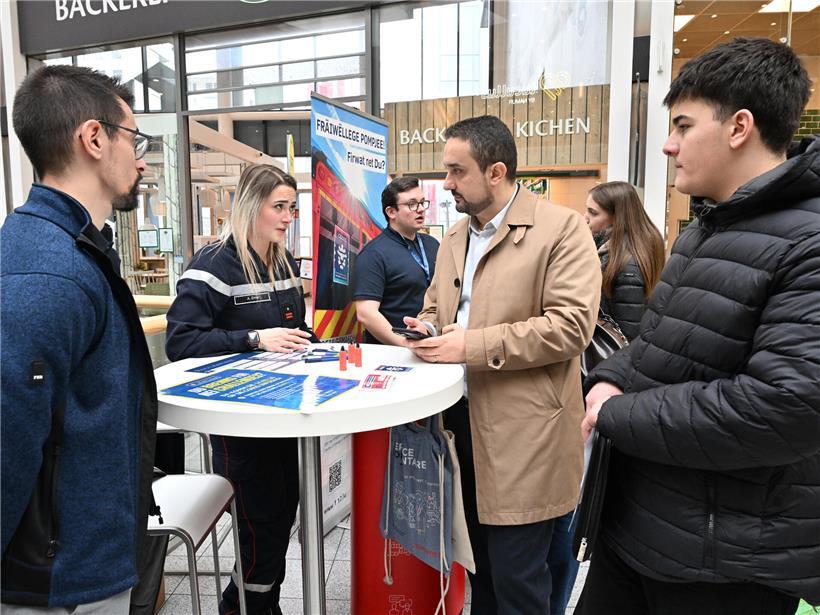 „Deng Zukunft – Däi Wee“ bringt Jugendliche und Betriebe in Belval ins Gespräch