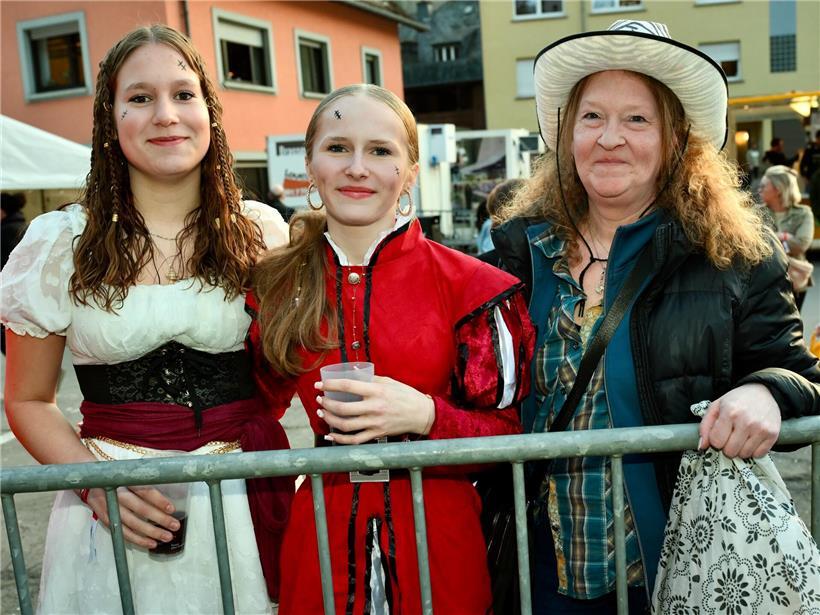Mit Blick auf das Schloss: Tausende feiern bei der Nachtkavalkade in Clerf