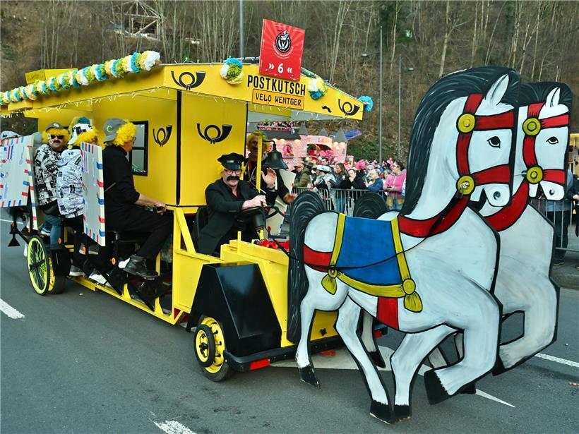 Mit Blick auf das Schloss: Tausende feiern bei der Nachtkavalkade in Clerf