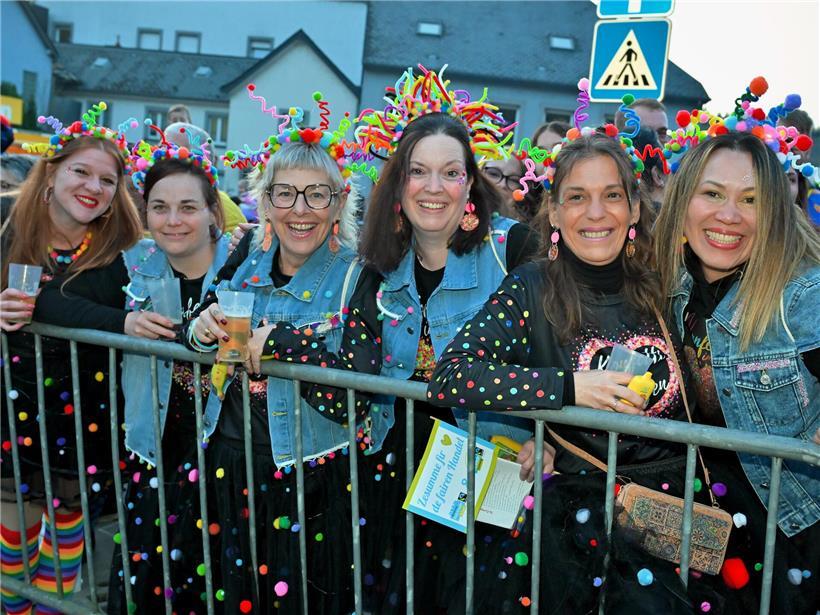 Mit Blick auf das Schloss: Tausende feiern bei der Nachtkavalkade in Clerf