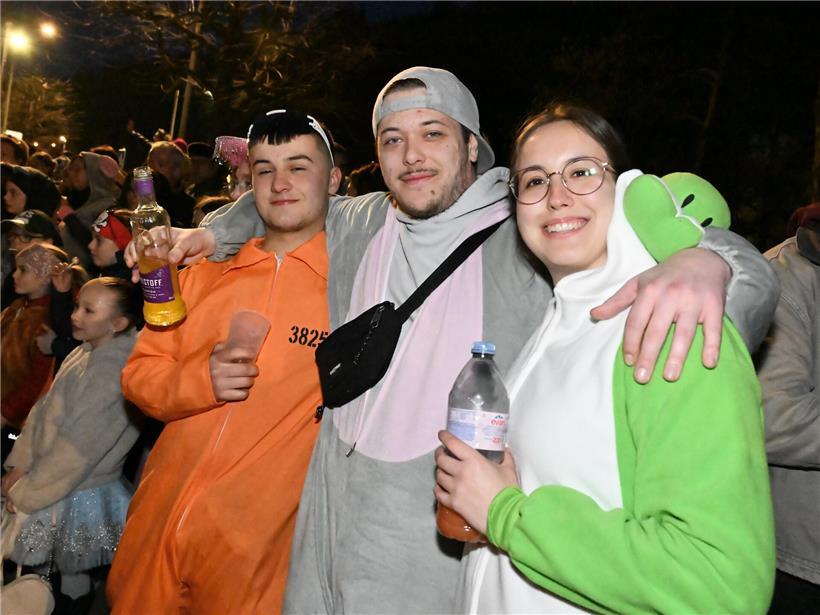 Mit Blick auf das Schloss: Tausende feiern bei der Nachtkavalkade in Clerf