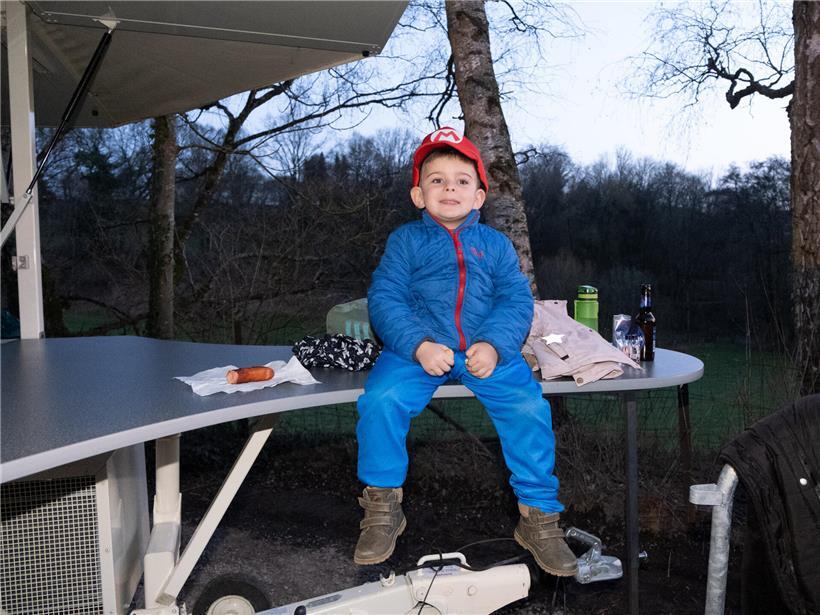 Von Göbelingen zum Schloss: „Fuesgecken“ bei der Nachtkavalkade in Koerich