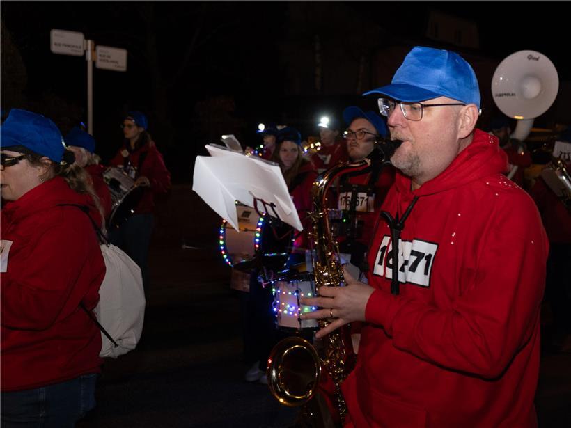 Von Göbelingen zum Schloss: „Fuesgecken“ bei der Nachtkavalkade in Koerich