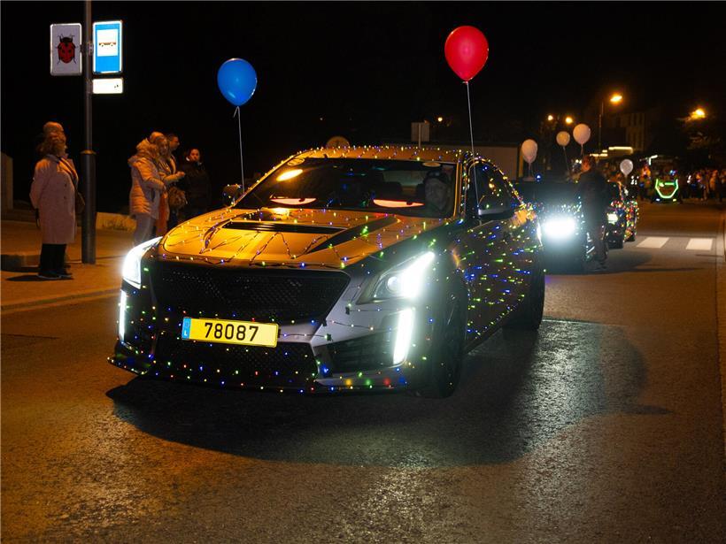 Von Göbelingen zum Schloss: „Fuesgecken“ bei der Nachtkavalkade in Koerich