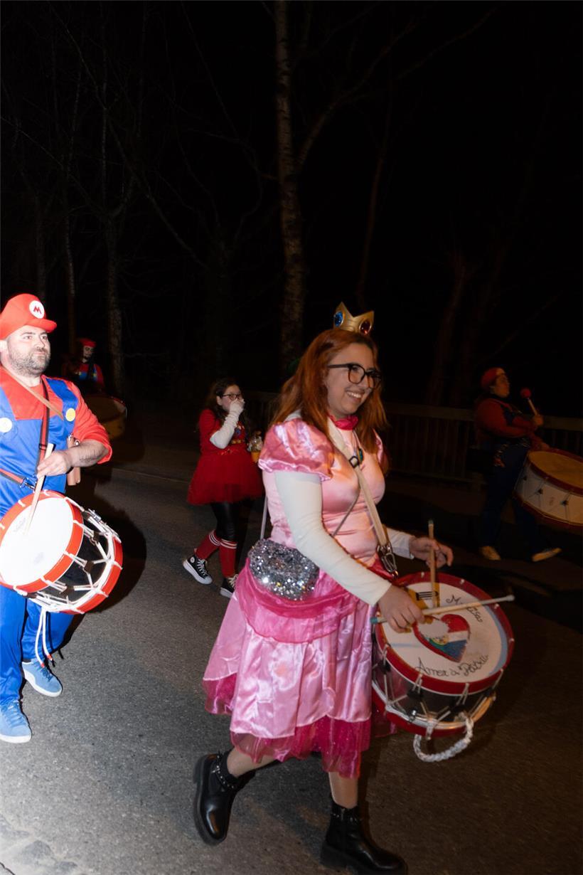 Von Göbelingen zum Schloss: „Fuesgecken“ bei der Nachtkavalkade in Koerich