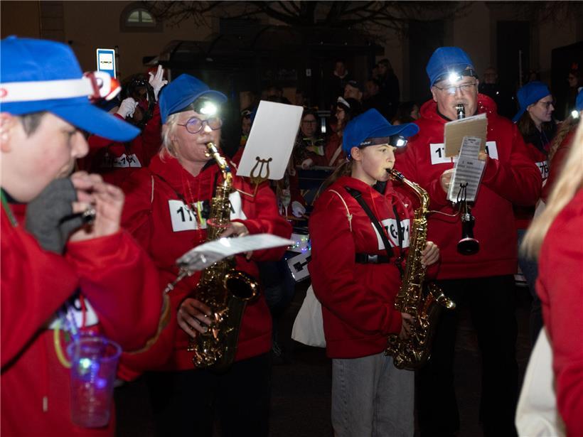 Von Göbelingen zum Schloss: „Fuesgecken“ bei der Nachtkavalkade in Koerich