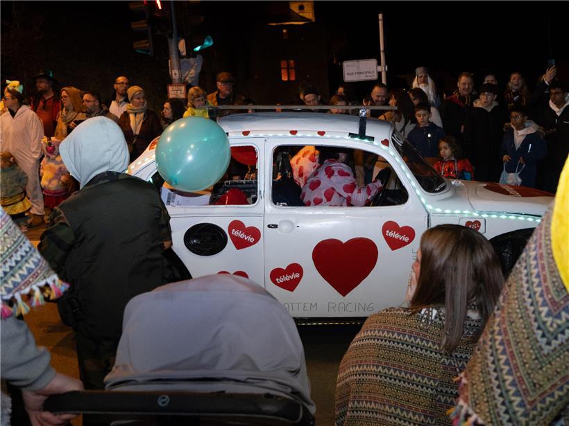 Von Göbelingen zum Schloss: „Fuesgecken“ bei der Nachtkavalkade in Koerich