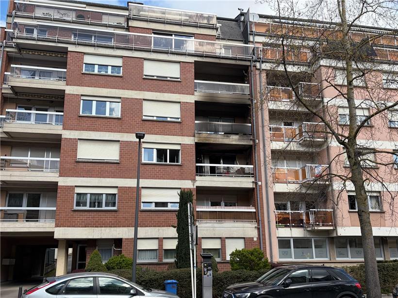 Balkonbrand in Kanalstraße löst Feuerwehreinsatz aus – keine Verletzten