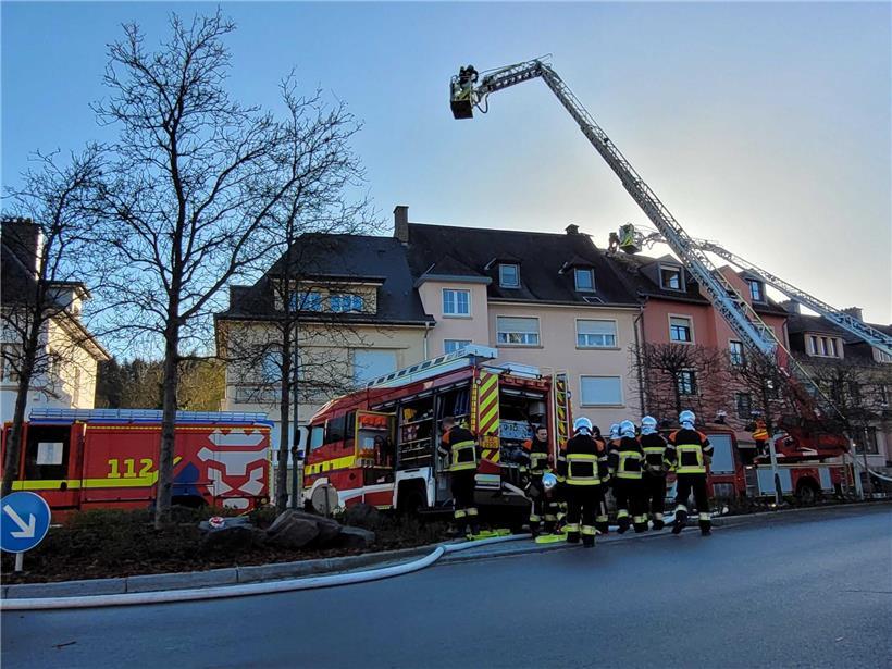 Feuerwehr rückt wegen Küchenbrands aus – Drei Menschen im Krankenhaus