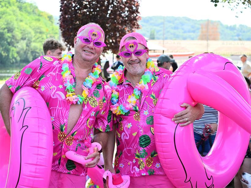 Der „Flamingo Flash Mob“ färbte den Campingplatz pink