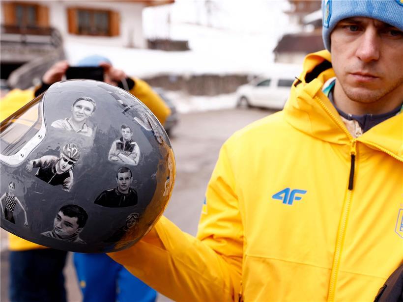 Ukrainischer Sportler Wladyslaw Heraskewytsch mit Helm, der zur Disqualifikation führte, bei Wettkampf am Donnerstag