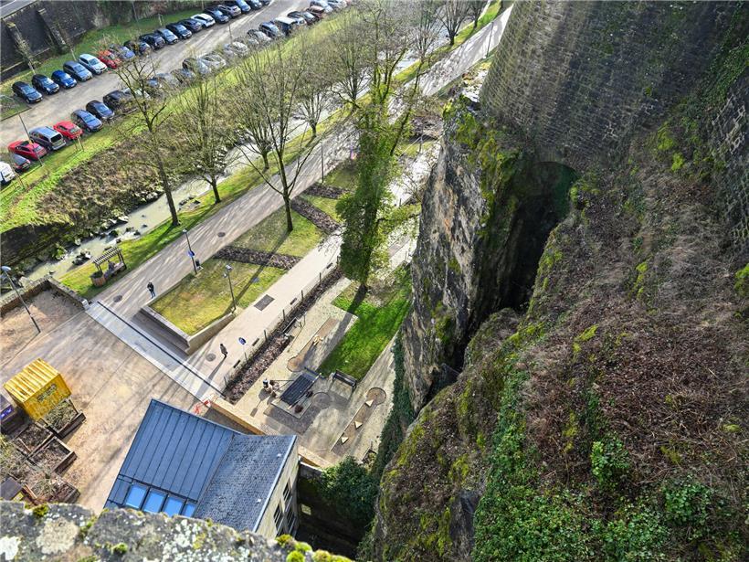 Minigolfbahnen am Felsen mit aufwendiger Pflege, Straßenbauverwaltung betont erhöhten Arbeitsaufwand