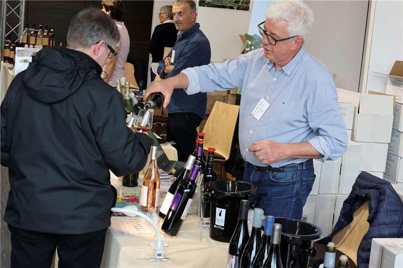 Glas mit rotem Wein vor trockenem Januar Konzept – Entscheidung für alkoholfreien Monat