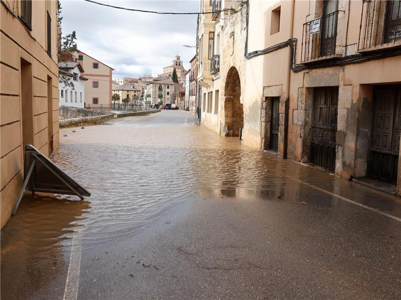 Überschwemmung in San Esteban de Gormaz mit überfluteten Straßen und Gebäuden nach starkem Pegelanstieg