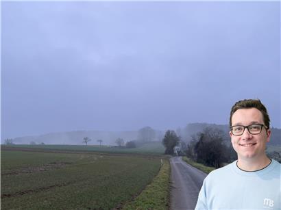 Feucht-nebliges graues Wetter in Luxemburg mit dichten Wolken, milde Temperaturen und ruhiger Atmosphäre im Herbst