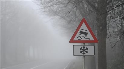 Winterliche Straßen mit Eis und Schnee, Autofahrer üben bei kalten Temperaturen erhöhte Vorsicht im Straßenverkehr