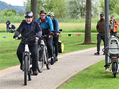Wenn sich Fahrräder und Fußgänger auf dem Weg im Merscher Park begegnen, kann es auch mal eng werden. Das soll sich künftig ändern.