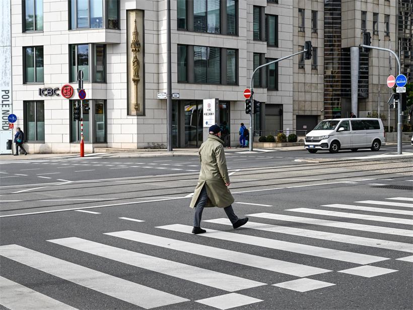 Stadt Luxemburg präsentiert Konzept zur sanften Mobilität Wer in der Hauptstadt die Straße überqueren will, muss sich mancherorts wegen kurzer Grünphasen sputen