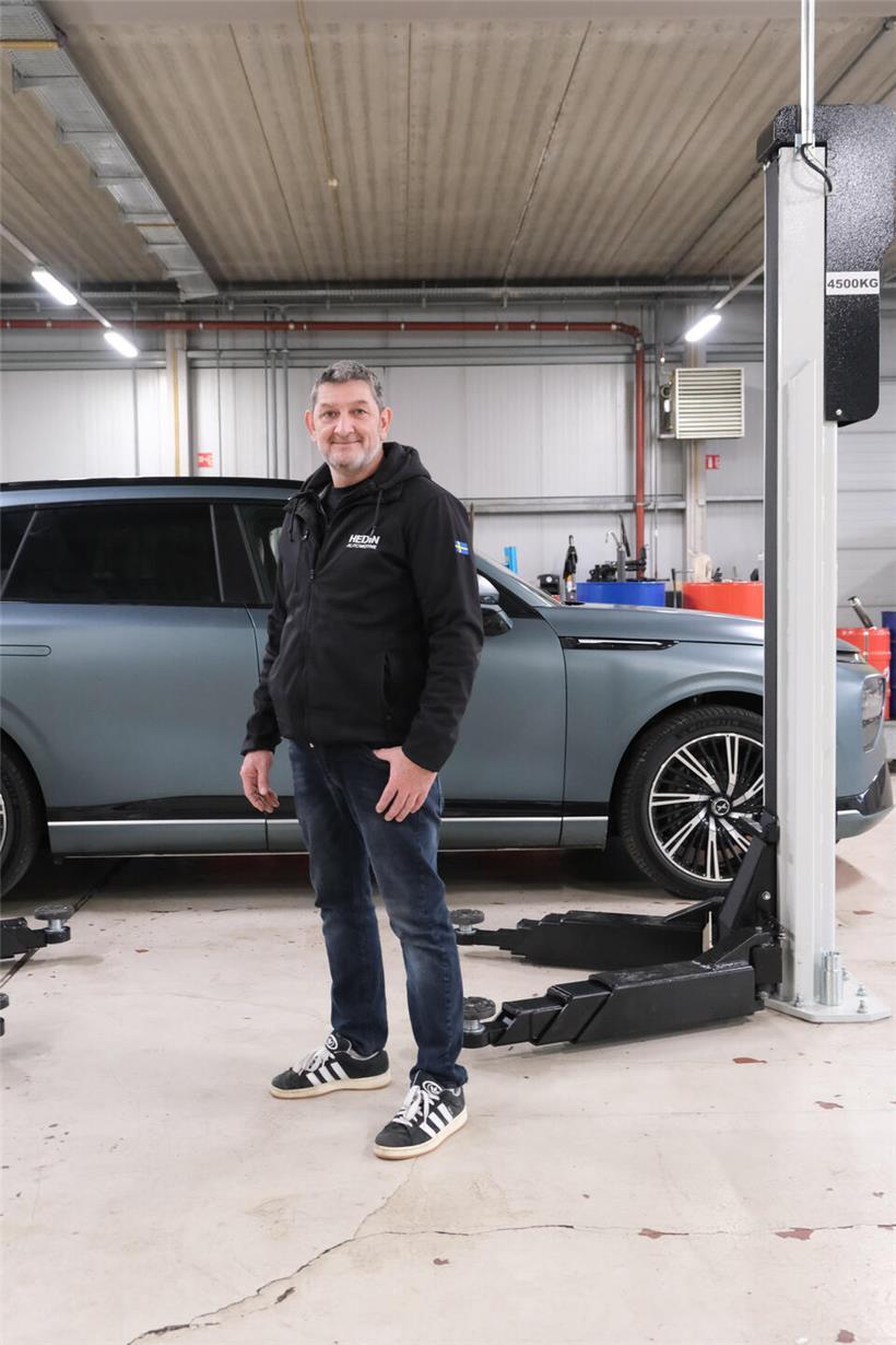 Werkstattleiter Joris erklärt moderne Fahrzeugausstattung in der Autowerkstatt deutlich verbessert