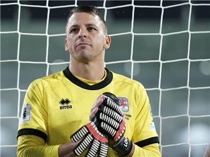 Torwart unsicher über Zukunft in neuer Wahlheimat, nachdenklich und unentschlossen im Porträt