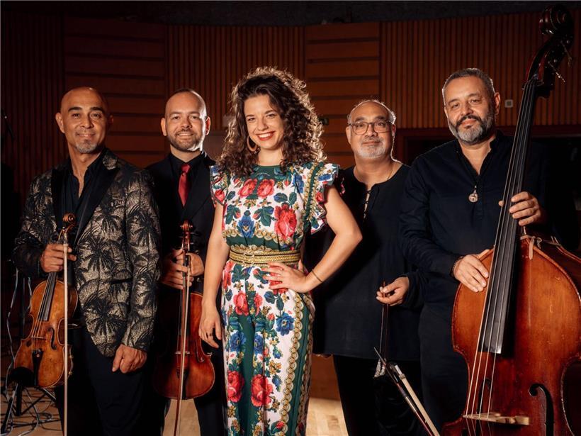 Tritt am Donnerstag im CAPE in Ettelbrück auf: die Musikerin Júlia Kozáková  (Mitte) und ihr Ensemble