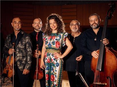 Tritt am Donnerstag im CAPE in Ettelbrück auf: die Musikerin Júlia Kozáková  (Mitte) und ihr Ensemble