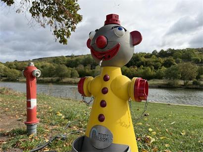 Wieder so, wie es sein soll: Wasser fließt aus dem Mund der clownförmigen Trinkwasserstation nur, solange ihre Nase gedrückt wird