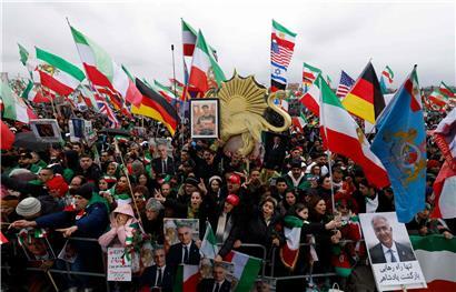 Anhänger von Reza Pahlavi feiern Februar auf der Münchner Theresienwiese bei Wiesn-Zeit Protestveranstaltung