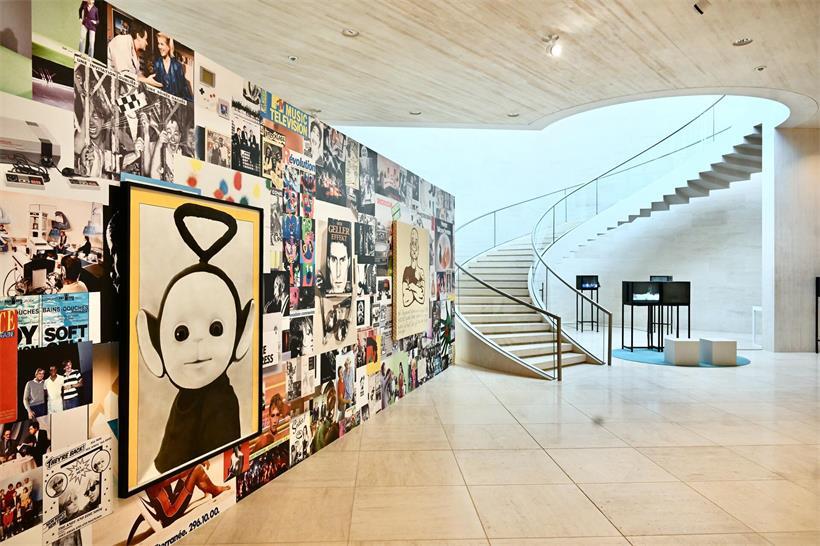 Willkommen in der Vergangenheit: Die Ausstellung „Video Killed the Radio Star“ im Mudam beginnt mit einer Collage, die Ikonen der Popkultur ab den Achtzigern vereint