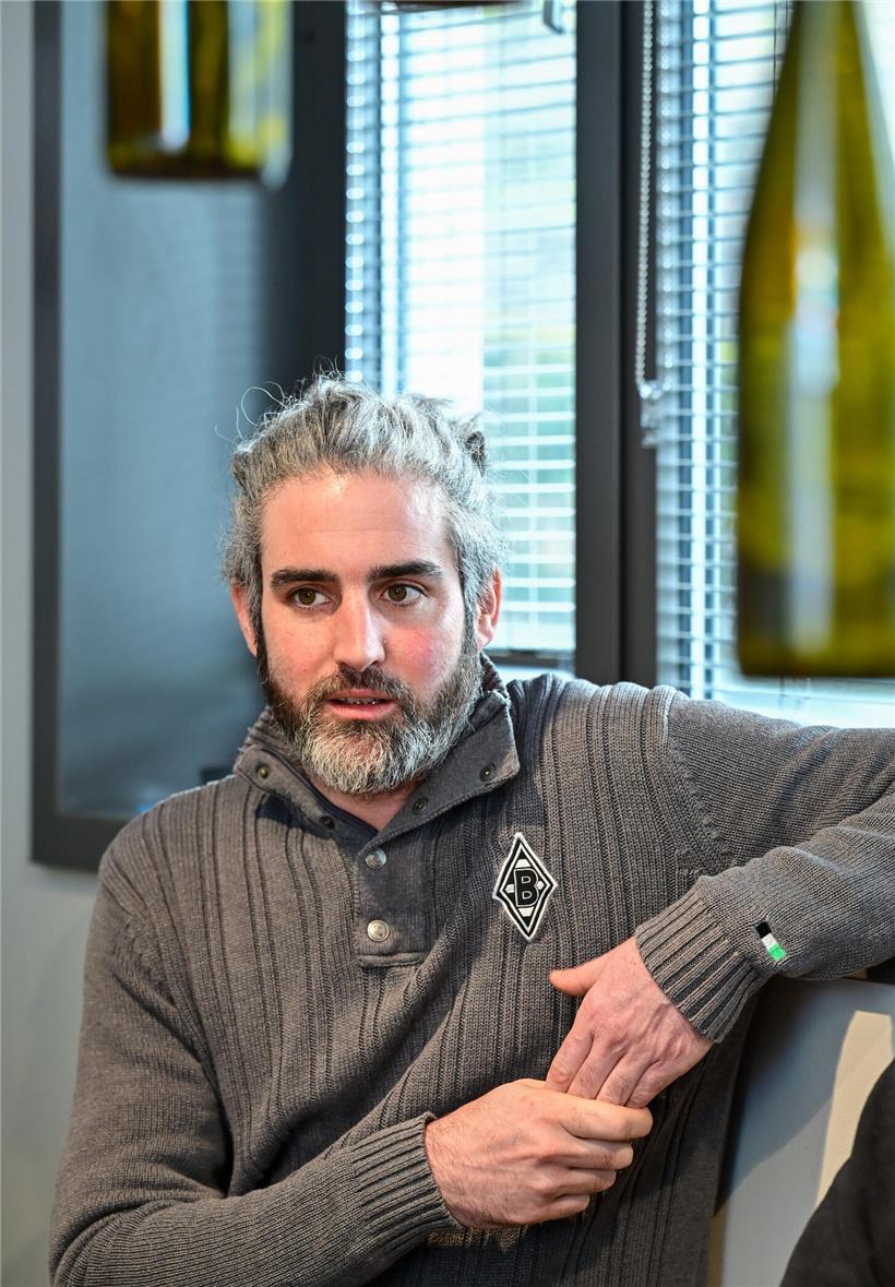 Winzer Jeff Konsbrück, Vizepräsident der Privatwënzer, bei der Weinlese im Weinberg