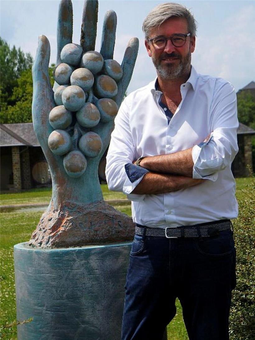 Porträt von André Mehlen, der seine Kritik an der strengen Regierungspolitik gegen Alkoholkonsum äußert