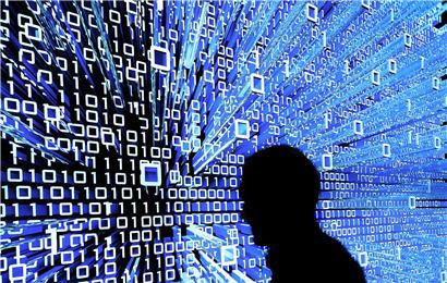 Symbolbild Digitalisierung und Automatisierung ersetzt bezahlte berufliche Arbeit, zeigt Roboterhand und Büroangestellten am Laptop.