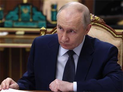 Wladimir Putin bei militärischer Invasion, die an Schwung verliert, symbolisiert geopolitische Krise und Konfliktentwicklung