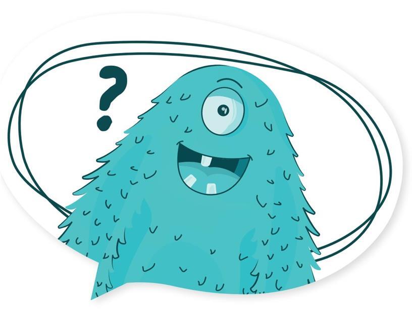 Kind in buntem Kostüm beim Faschingsfest, verkleidet als Superheld mit Maske und Umhang