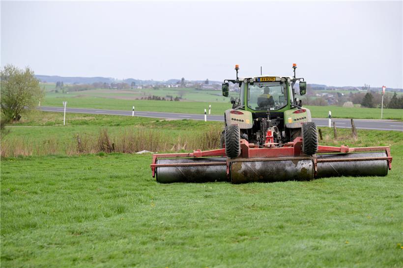 Luxemburgische Landwirtschaft mit Traktor auf grünem Feld symbolisiert Zukunft und nachhaltige Agrarentwicklung