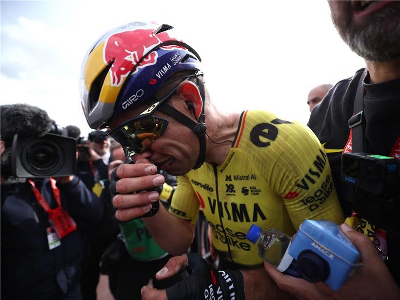 Wout van Aert feiert emotional seinen Sieg bei Paris-Roubaix Radrennen, jubelnd mit Siegertrikot und Fahrrad