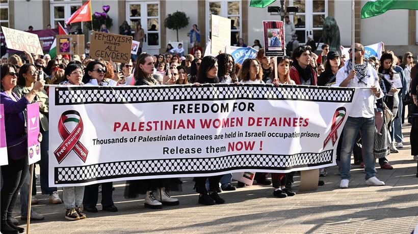 Wurden nicht von allen Teilnehmenden akzeptiert: Pro-Palästina Gruppen bei der „marche féministe“ in Luxemburg-Stadt