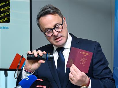 Xavier Bettel präsentiert den neuen luxemburgischen Reisepass mit 10 Jahren Gültigkeit bei offizieller Vorstellung