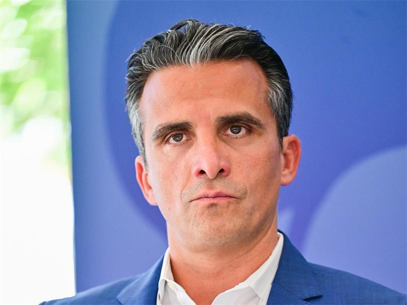 Xavier Poos bei seiner Ernennung zum Direktor des ONA, offizielles Porträt in Business-Kleidung