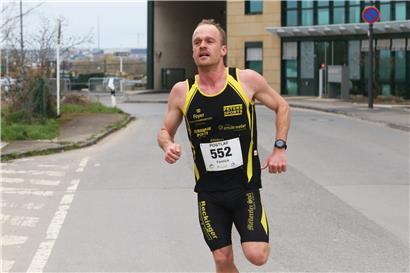 Yannick Lieners konzentriert sich auf den Rennstrecken-Podiumsplatz bei einem Motorsport-Event