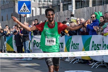 Yonas Kinde feiert seinen fünften Sieg in Folge bei einem Laufwettbewerb mit jubelnder Geste