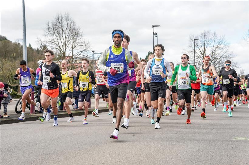 Yonas Kinde läuft in Führung bei einem Langstreckenrennen, Athlet in rotem Trikot setzt sich an die Spitze