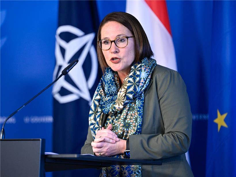 Yuriko Backes bei ihrer zweiten Sicherheitskonferenz, geprägt durch Luxemburgs Verteidigungsministerin, Gesprächsszene