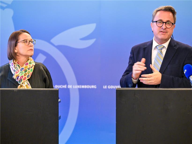 Yuriko Backes und Xavier Bettel bei Pressekonferenz zu Kosten der Rückführungen aus dem Nahen Osten