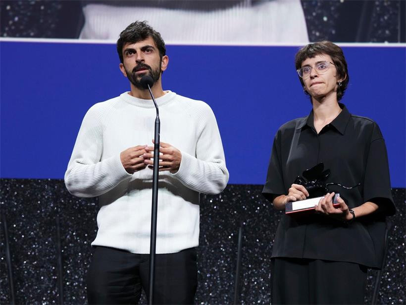 Preisgekrönter Film erzürnt Israel: Netanjahu fordert strafrechtliche Ermittlungen gegen Beteiligte Yuval Abraham (l.) und Rachel Szor nehmen im Rahmen der Abschlusszeremonie der 83. Ausgabe der Filmfestspiele von Venedig den Sonderpreis der Jury für den Film „Naza“ entgegen