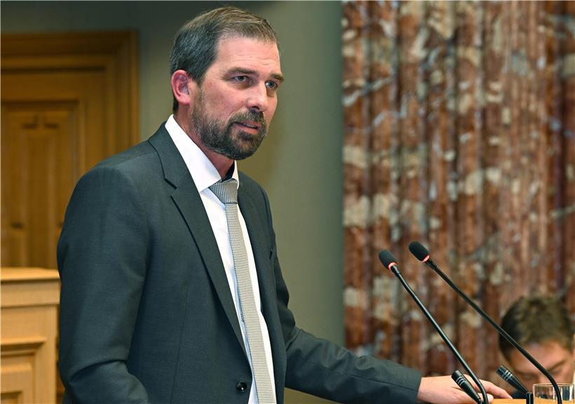 Yves Cruchten (LSAP) spricht als zweiter Vize-Präsident bei offizieller Veranstaltung