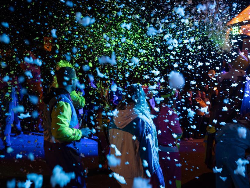 Buntes Familienspaß-Event mit Kindern und Erwachsenen, die gemeinsam fröhlich Zeit verbringen