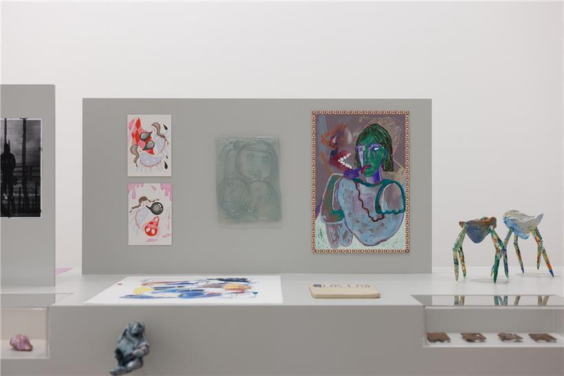 Zeitgenössische Kunst im inklusiven €AT Ausstellung Kunst-Bankett mit vielfältigen Kunstwerken und interaktiven Elementen